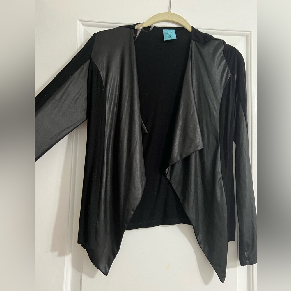 Light sweater with leather looking accents